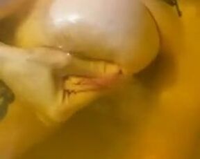 Wanking myself while wetting in the bathtub