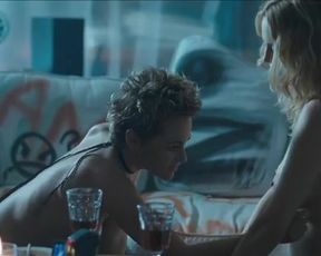 Sexy Heather Graham, Jaime Winstone, Meredith Ostrom, Amanda Seyfried nude and hot – Boogie Woogie (2009) 