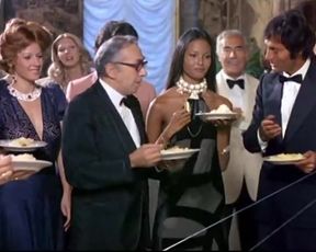 Hot scene Laura Gemser Nude - Emmanuelle In America (IT 1976) 