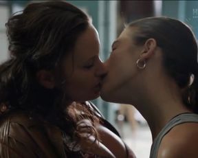 Celebrity Lesbian Video - Jitka Cvancarova, Jana Kolesarova Nude - Az po usi s01e07-08 (2014) 