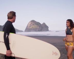 Sexy Emma Leonard, Cian Elyse White Nude - 800 Words s01e05 (2015) 