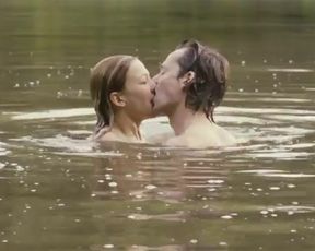 Hot scene Anne Schramm and Hannah Herzsprung Nude - Der Geschmack von Apfelkernen (2013) 