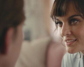 TV show scene Frankie Shaw Nude - SMILF s01e02 (2017) 
