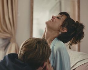 TV show scene Frankie Shaw Nude - SMILF s01e02 (2017) 