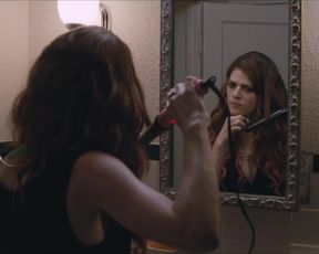 Rose Leslie, Gina Rodriguez - Sticky Notes (2016)