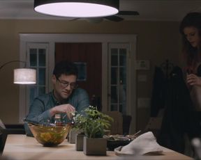 Rose Leslie, Gina Rodriguez - Sticky Notes (2016)