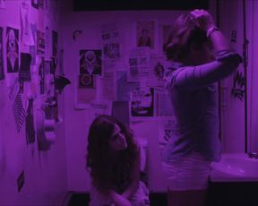 Rose Leslie, Gina Rodriguez - Sticky Notes (2016)
