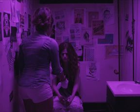 Rose Leslie, Gina Rodriguez - Sticky Notes (2016)