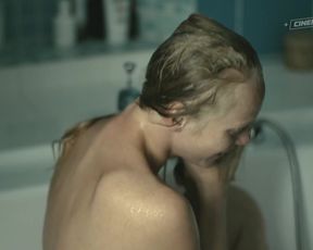 Juliana Olhova Nude - Spina (2017)