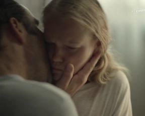 Juliana Olhova Nude - Spina (2017)