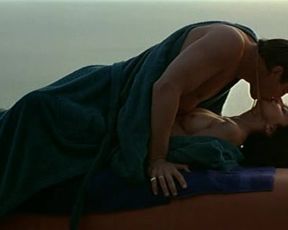 Maribel Verdu, Maria de Medeiros - Huevos de Oro (1993)