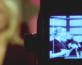 Jana Pallaske, Saskia Valencia nude - Kopf oder Zahl (2009)