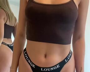 A young blonde shows her tits to TikTok