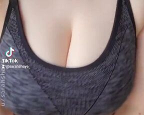 Tik Tok Girl Shows her tits and jumps, rubbing them