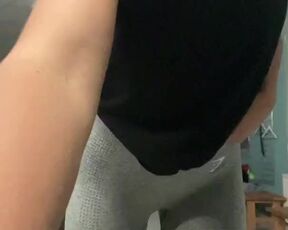 Fit-Girl. Show Tits in the GYM