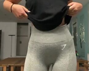 Fit-Girl. Show Tits in the GYM