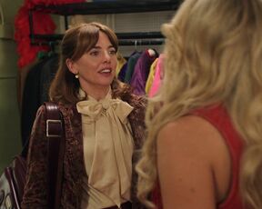 Jessica Lowe, Trishna, Courtney Hawkins, Kim Senser, Ophelia Lovibond - Minx s01e01-02 (2022) Topless Scene