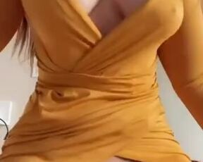 Chick in a fabulous yellow sundress jiggles her phat knockers - Flash Tits