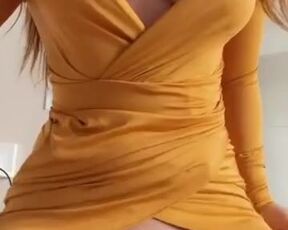 Chick in a fabulous yellow sundress jiggles her phat knockers - Flash Tits
