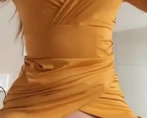 Chick in a fabulous yellow sundress jiggles her phat knockers - Flash Tits