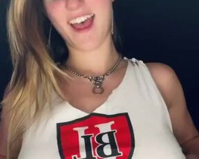 Doxy!? Show us your tits and shake them!