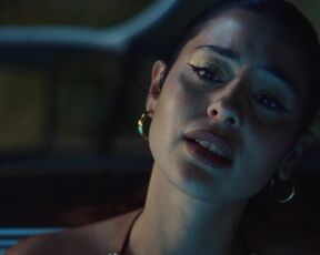 Alexa Demie, Minka Kelly – Euphoria s02e06 (2022) Hot Bikini Scene