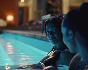 Alexa Demie, Minka Kelly – Euphoria s02e06 (2022) Hot Bikini Scene