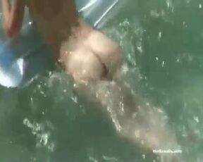 Wild first-timer couples were caught on gauze while they were boning on the beach, during the day