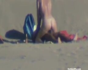 Wild first-timer couples were caught on gauze while they were boning on the beach, during the day