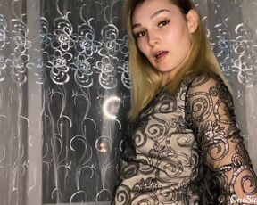 Sexy Girl Strip and Play Pussy while Talking to the Camera