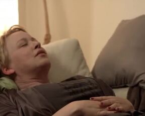 Floriane Daniel nackte - Weiber! Schwestern teilen. Alles. (2017) Topless Short Scene