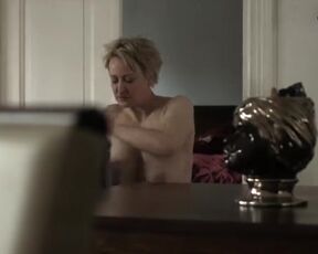 Floriane Daniel nackte - Weiber! Schwestern teilen. Alles. (2017) Topless Short Scene