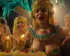 Mónica Ayos nude - El hombre que amaba los platos voladores (2024) Burlesque and sex scenes