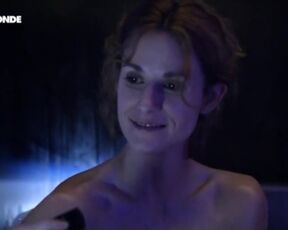 Camille Panonacle naked - Hiver rouge (2011)