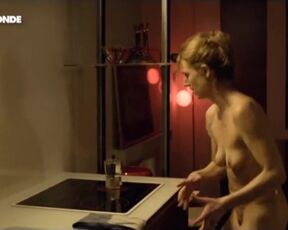 Camille Panonacle naked - Hiver rouge (2011)