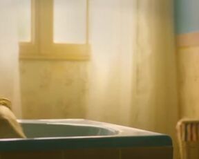 Billie Blain hot - Le Calme de l'Eau (2023) Bathroom Nudity