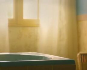 Billie Blain hot - Le Calme de l'Eau (2023) Bathroom Nudity