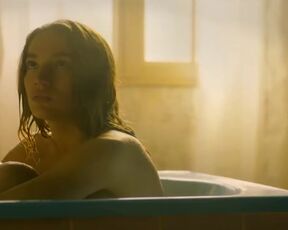 Billie Blain hot - Le Calme de l'Eau (2023) Bathroom Nudity