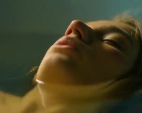 Billie Blain hot - Le Calme de l'Eau (2023) Bathroom Nudity