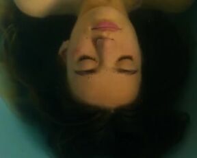 Billie Blain hot - Le Calme de l'Eau (2023) Bathroom Nudity