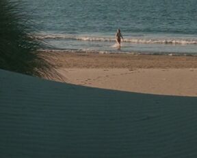 Macha Meril topless, Laurence Cortadellas nude. Vagabond (1985)