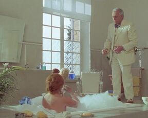 Geraldine Danon topless, Jeanne Moreau - La vieille qui marchait dans la mer (1991) Nudity movie scenes