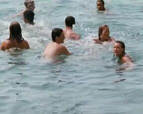 Julia Minguet, Marianne Dupont, etc - Jeux de plage (1995) full nudity movie scenes