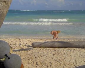 Annette Frier nackte - Lichtblau - Neues Leben Mexiko (2010)Beach Nude Scene