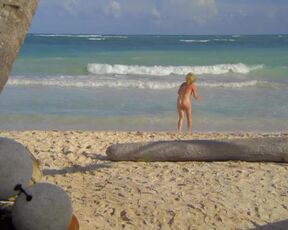 Annette Frier nackte - Lichtblau - Neues Leben Mexiko (2010)Beach Nude Scene