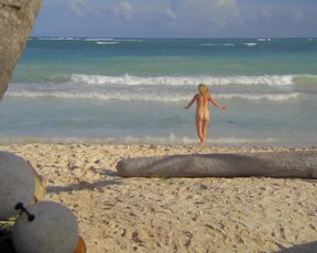 Annette Frier nackte - Lichtblau - Neues Leben Mexiko (2010)Beach Nude Scene