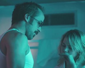 Michelle Williams nude - Blue Valentine (2010)