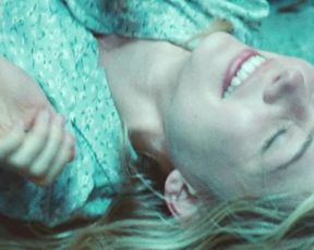 Michelle Williams nude - Blue Valentine (2010)