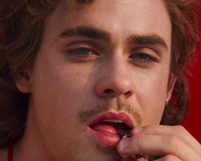 TV show scene Cara Buono nude - Stranger Things s03e01 (2019) 