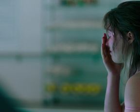 Actress Haley Lu Richardson nude - Five Feet Apart (2019)